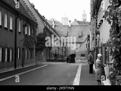 1521 von Jakob Fugger gegründet, hat die Fuggerei hier am 18 fotografiert. 9. 1973 in Augsburg- ist die älteste soziale Siedlung der Welt und ist Stockfoto