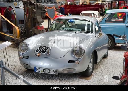 SPEYER, DEUTSCHLAND - OKTOBER 2022: Grau-silber PORSCHE 356 C Coupé Rennsportwagen 1964 im Technikmuseum Speyer. Stockfoto