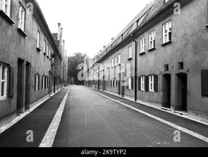 1521 von Jakob Fugger gegründet, hat die Fuggerei hier am 18 fotografiert. 9. 1973 in Augsburg- ist die älteste soziale Siedlung der Welt und ist Stockfoto