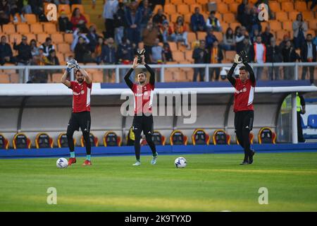 Via Del Mare Stadium, Lecce, Italien, 29. Oktober 2022, Carlo Pinsoglio, Mattia Perin und Wojciech Szczesny grüßen juventus-Anhänger während der US-amerikanischen Lecce Stockfoto