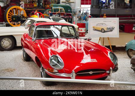 SPEYER, DEUTSCHLAND - OKTOBER 2022: Roter JAGUAR E TYP S1 3,8 Coupé 1964 im Technikmuseum Speyer. Stockfoto