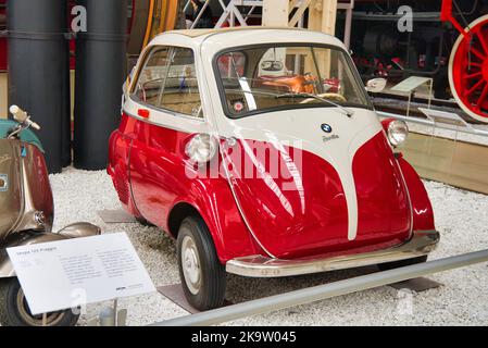 SPEYER, DEUTSCHLAND - OKTOBER 2022: Rot weißer BMW Isetta 300 Cabriolet 1958 im Technikmuseum Speyer. Stockfoto