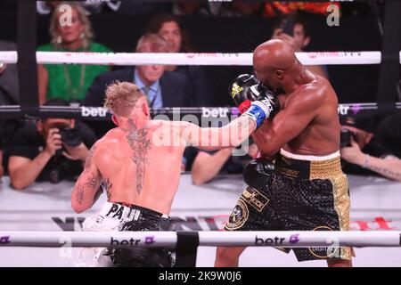 Glendale, Arizona, USA. 29. Oktober 2022. GLENDALE, AZ - 29. OKTOBER: Jake Paul und Anderson Silva treffen sich im Boxring zum Cruiserweight-Kampf beim Paul vs Silva PPV Event von Showtime in der Desert Diamond Arena am 29. Oktober 2022 in Glendale, Arizona, USA. (Bild: © Alejandro Salazar/PX Imagens via ZUMA Press Wire) Bild: ZUMA Press, Inc./Alamy Live News Stockfoto