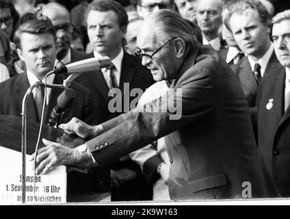 Die traditionelle Gedenkfeier Blumen für Stukenbrock, hier am 01. 09. 1973 der Antikriegstag in Stukenbrock bei Bielefeld - die Nazi-Opfer Stockfoto