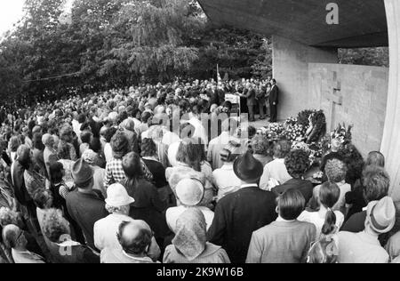 Die traditionelle Gedenkfeier Blumen für Stukenbrock, hier am 01. 09. 1973 der Antikriegstag in Stukenbrock bei Bielefeld - die Nazi-Opfer Stockfoto