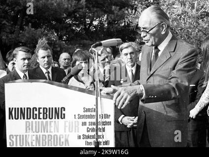 Die traditionelle Gedenkfeier Blumen für Stukenbrock, hier am 01. 09. 1973 der Antikriegstag in Stukenbrock bei Bielefeld - die Nazi-Opfer Stockfoto