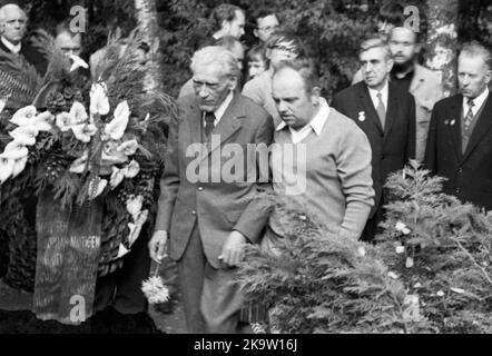 Die traditionelle Trauerfeier Blumen für Stukenbrock, hier am 01. 09. 1973 der Antikriegstag in Stukenbrock bei Bielefeld - die Nazi-Opfer waren es Stockfoto