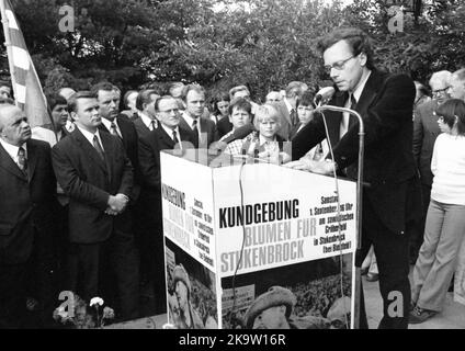 Die traditionelle Gedenkfeier Blumen für Stukenbrock, hier am 01. 09. 1973 der Antikriegstag in Stukenbrock bei Bielefeld - die Nazi-Opfer Stockfoto