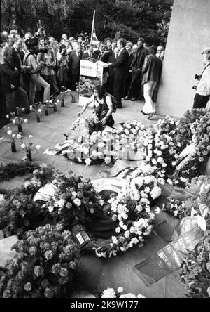 Die traditionelle Gedenkfeier Blumen für Stukenbrock, hier am 01. 09. 1973 der Antikriegstag in Stukenbrock bei Bielefeld - die Nazi-Opfer Stockfoto