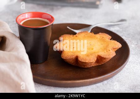 Hausgemachter süßer Kuchen aus El Hierro, der Kanarischen Insel Quesadilla, serviert mit einer Tasse Kaffee Stockfoto
