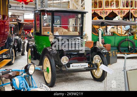 SPEYER, DEUTSCHLAND - OKTOBER 2022: Grüner DETROIT ELECTRIC M 1907 1938 antiker Retro-Wagen im Technikmuseum Speyer. Stockfoto