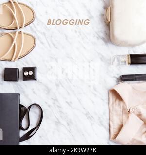 Blog-Konzept Mode und Schönheit. Elegante Frauen Accessoires, Kleidung, Schmuck, Tasche, Make-up und Parfüm auf beigem Hintergrund. Blogging flach lag. Stockfoto