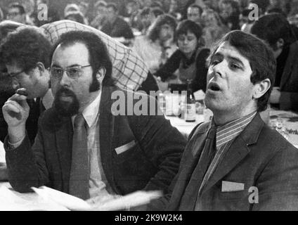 Der Bundeskongress '72 der Jugendsozialisten in der SPD am 26. Februar 1972 in Oberhausen. Norbert Gansel, N. N. Karsten Voigt, N. von rechts Stockfoto