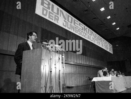 Der Bundeskongress '72 der Jugendsozialisten in der SPD am 26. Februar 1972 in Oberhausen. Karsten Voigt am Rednerpult, Deutschland Stockfoto