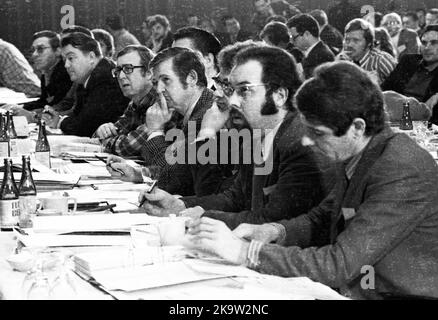 Der Bundeskongress '72 der Jugendsozialisten in der SPD am 26. Februar 1972 in Oberhausen. Norbert Gansel, N. N. Karsten Voigt, N. von rechts Stockfoto