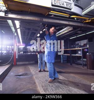 Der Technische Inspektionsverband (TUEV) bei der Inspektion von Kraftfahrzeugen am 16. 03. 1995 in Düsseldorf, Deutschland Stockfoto