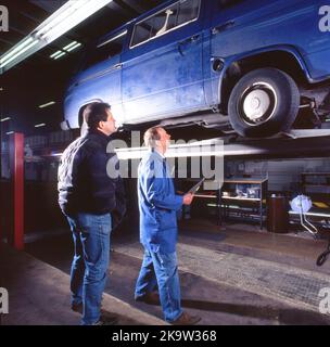 Der Technische Inspektionsverband (TUEV) bei der Inspektion von Kraftfahrzeugen am 16. 03. 1995 in Düsseldorf, Deutschland Stockfoto