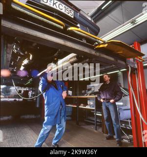 Der Technische Inspektionsverband (TUEV) bei der Inspektion von Kraftfahrzeugen am 16. 03. 1995 in Düsseldorf, Deutschland Stockfoto