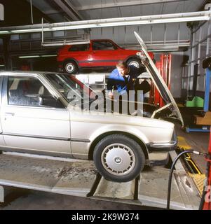 Der Technische Inspektionsverband (TUEV) bei der Inspektion von Kraftfahrzeugen am 16. 03. 1995 in Düsseldorf, Deutschland Stockfoto