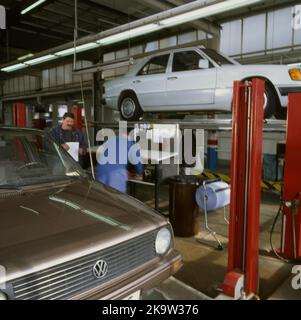 Der Technische Inspektionsverband (TUEV) bei der Inspektion von Kraftfahrzeugen am 16. 03. 1995 in Düsseldorf, Deutschland Stockfoto