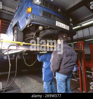 Der Technische Inspektionsverband (TUEV) bei der Inspektion von Kraftfahrzeugen am 16. 03. 1995 in Düsseldorf, Deutschland Stockfoto