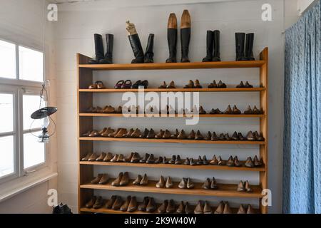 Lublin, Polen - 13. September 2022: Innenraum einer Schuhmacherwerkstatt im Lubliner Freilichtdorf-Museum Stockfoto