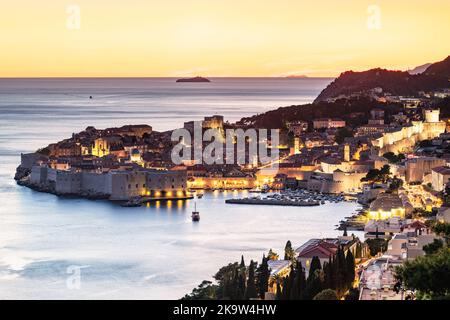 Die schöne Altstadt von Dubrovnik nach Sonnenuntergang mit den Lichter der Stadt beleuchtet Stockfoto