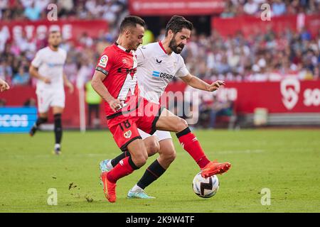 Sevilla, Spanien. 29. Oktober 2022. ISCO (22) vom FC Sevilla und Alvaro Garcia (18) von Rayo Vallecano beim LaLiga Santander Spiel zwischen dem FC Sevilla und Rayo Vallecano im Estadio Ramon Sanchez Pizjuan in Sevilla. (Foto: Gonzales Photo/Alamy Live News Stockfoto