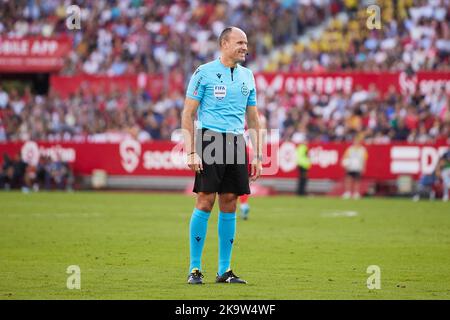 Sevilla, Spanien. 29. Oktober 2022. Schiedsrichter Antonio Mateu gesehen während des LaLiga Santander Spiels zwischen dem FC Sevilla und Rayo Vallecano im Estadio Ramon Sanchez Pizjuan in Sevilla. (Foto: Gonzales Photo/Alamy Live News Stockfoto