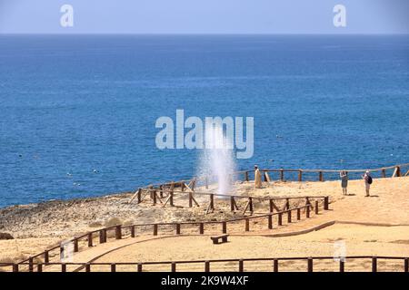 März 23 2022 - Al Mughsail bei Salalah, Oman: Die Menschen bewundern die Blowholes Stockfoto