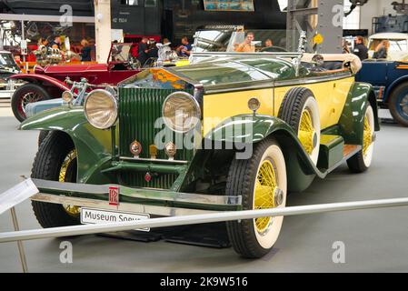 SPEYER, DEUTSCHLAND - OKTOBER 2022: Gelb-beige-grüne ROLLEN ROYCE PHANTOM I 1929 Cabrio-Roadster im Technikmuseum Speyer. Stockfoto