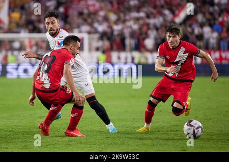 Sevilla, Spanien. 29. Oktober 2022. Alex Telles (3) von Sevilla FC an d Alvaro Garcia (18) von Rayo Vallecano beim LaLiga Santander Spiel zwischen Sevilla FC und Rayo Vallecano im Estadio Ramon Sanchez Pizjuan in Sevilla. (Foto: Gonzales Photo/Alamy Live News Stockfoto