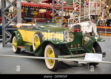 SPEYER, DEUTSCHLAND - OKTOBER 2022: Gelb-beige-grüne ROLLEN ROYCE PHANTOM I 1929 Cabrio-Roadster im Technikmuseum Speyer. Stockfoto