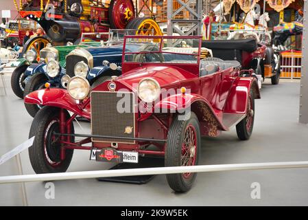 SPEYER, DEUTSCHLAND - OKTOBER 2022: Rot-kastanienroter LANCIA LAMBDA 1926 Cabrio-Roadster-Retro-Wagen im Technikmuseum Speyer. Stockfoto