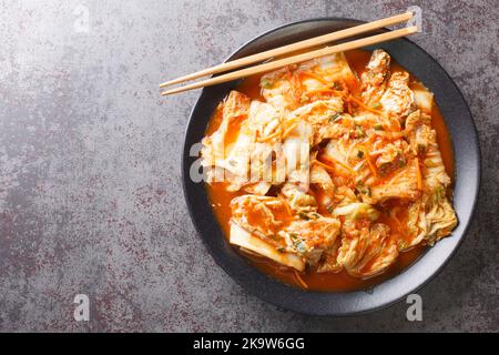 Kimchi ist eine traditionelle koreanische Beilage aus gesalzenem und fermentiertem Gemüse wie napa-Kohl, Karotten und koreanischem Rettich mit Gewürzen aus der Nähe Stockfoto