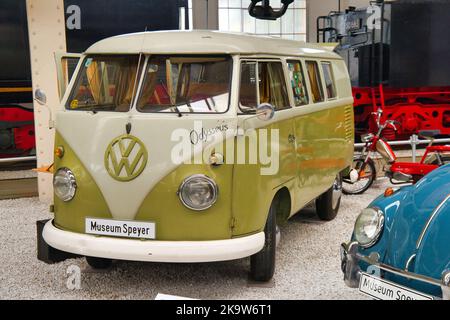 SPEYER, DEUTSCHLAND - OKTOBER 2022: Weiß grün gelb VW Volkswagen Typ 1 T1 microbus 1961 retro im Technikmuseum Speyer. Stockfoto