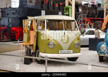 SPEYER, DEUTSCHLAND - OKTOBER 2022: Weiß grün gelb VW Volkswagen Typ 1 T1 microbus 1961 retro im Technikmuseum Speyer. Stockfoto