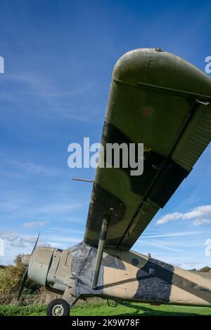 De Havilland DHC Beaver XP822 Flugzeug des Army Air Corps, Wiltshire UK, blauer Himmel Stockfoto