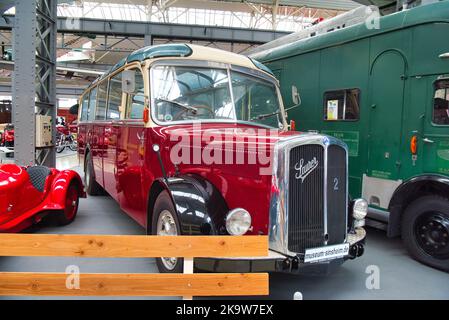 SPEYER, DEUTSCHLAND - OKTOBER 2022: Roter Mercedes-Benz O 3500 Retro-Bus im Technikmuseum Speyer. Stockfoto