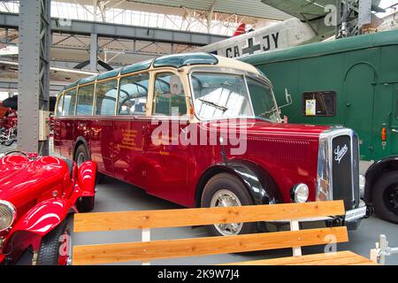 SPEYER, DEUTSCHLAND - OKTOBER 2022: Roter Mercedes-Benz O 3500 Retro-Bus im Technikmuseum Speyer. Stockfoto