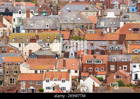 WHITBY, Großbritannien - 21. September 2022. Luftaufnahme von traditionellen Reihenhäusern in Whitby, North Yorkshire, Großbritannien Stockfoto