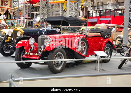 SPEYER, DEUTSCHLAND - OKTOBER 2022: Rotes Mercedes-Benz 24 110 160 PS Typ 630 K Cabriolet, 1928 Cabrio Roadster Retro-Auto im Technikmuseum Speyer. Stockfoto