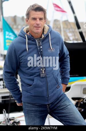 CLASSE 40, SERENIS CONSULTING, Skipper Jean Galfione beim Vorstart der Route du Rhum-Destination Guadeloupe 2022, transatlantisches Solo-Rennen, Saint-Malo - Guadeloupe (6.562 Kilometer) am 29. Oktober 2022 in Saint-Malo, Frankreich - Foto: Laurent Lairys/DPPI/LiveMedia Kredit: Unabhängige Fotoagentur/Alamy Live News Stockfoto
