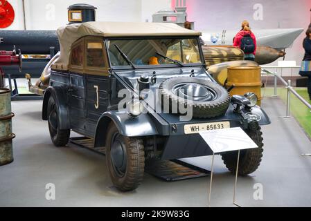 SPEYER, DEUTSCHLAND - OKTOBER 2022: Schwarzer VW Volkswagen Kuebelwagen 82 Retro-Wagen im Technikmuseum Speyer. Stockfoto