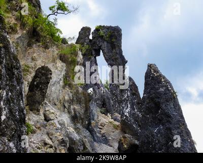 Rauer grauer Stein der Berge der unteren Himalaya-Region von Uttarakhand Indien. Shivalik Mountains. Geologie Und Bergsteigen. Stockfoto