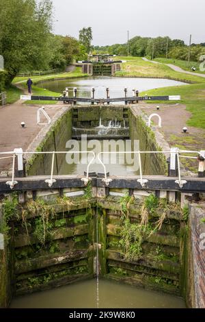 NORTHAMPTONSHIRE, Großbritannien - 25. Mai 2022. Serie von Kanalschleusen auf dem Grand Union Canal bei Stoke Bruerne Stockfoto