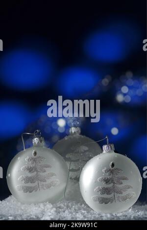 Luxuriöser weihnachtsball auf abstraktem Hintergrund. Konzept „Frohe Weihnachtszeit“ Stockfoto
