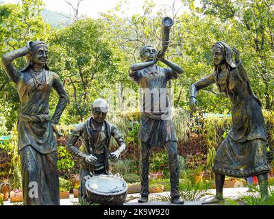 November 9. 2018. Dehradun City Uttarakhand Indien. Bronzestatuen von Menschen, die lokale Musik und Tänze im Zoo von Malsi darstellen. Stockfoto