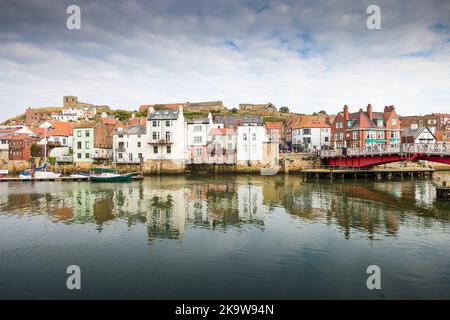 WHITBY, Großbritannien - 21. September 2022. Hotel am Wasser, schöner Blick auf die Häuser am Whitby Harbour, Yorkshire, Großbritannien Stockfoto