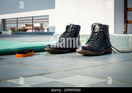 Februar 8. 2022. Uttarakhand Indien. Hohe Stiefel aus schwarzem Leder poliert. Indien Stockfoto